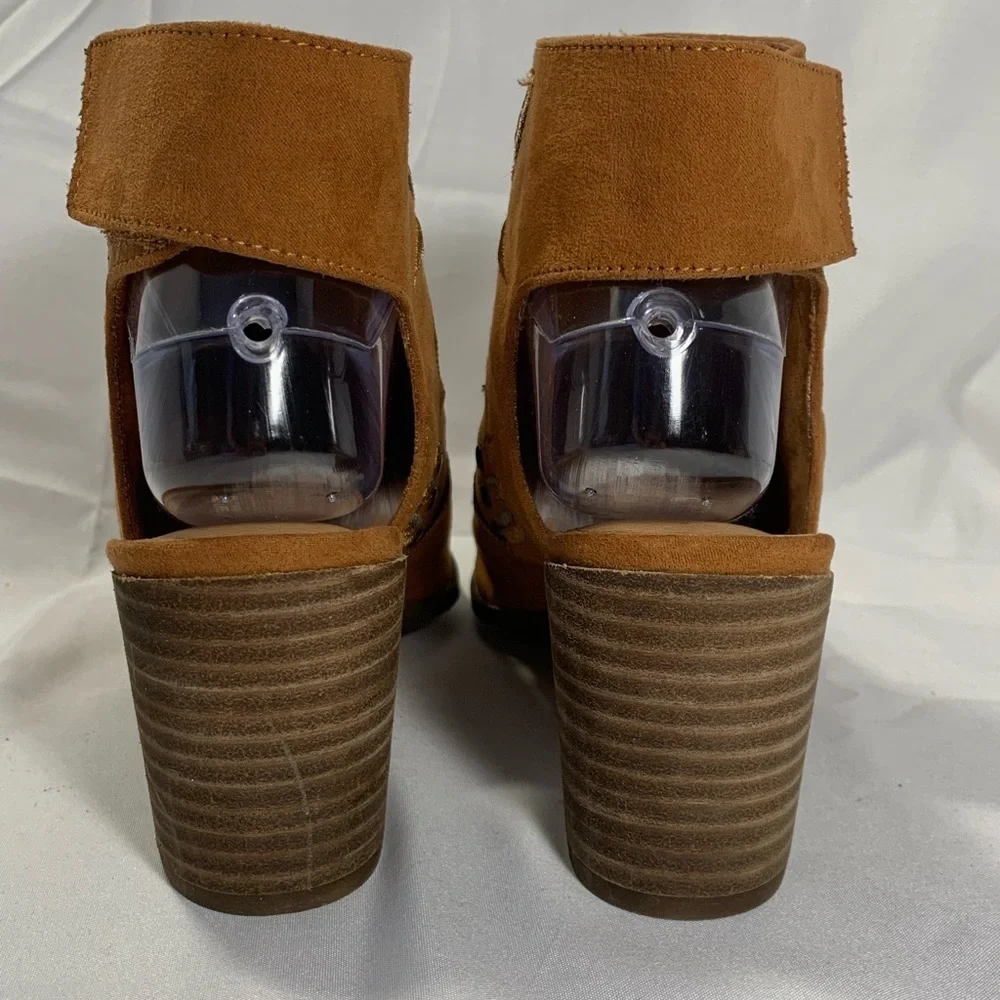 NWOT Sugar “RAINE” Brown Peep Toe Heeled Booties